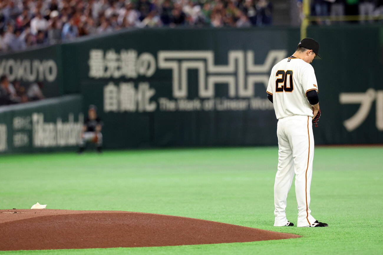 巨人対ヤクルト　マウンドで集中する巨人先発の戸郷翔征（撮影・浅見桂子）