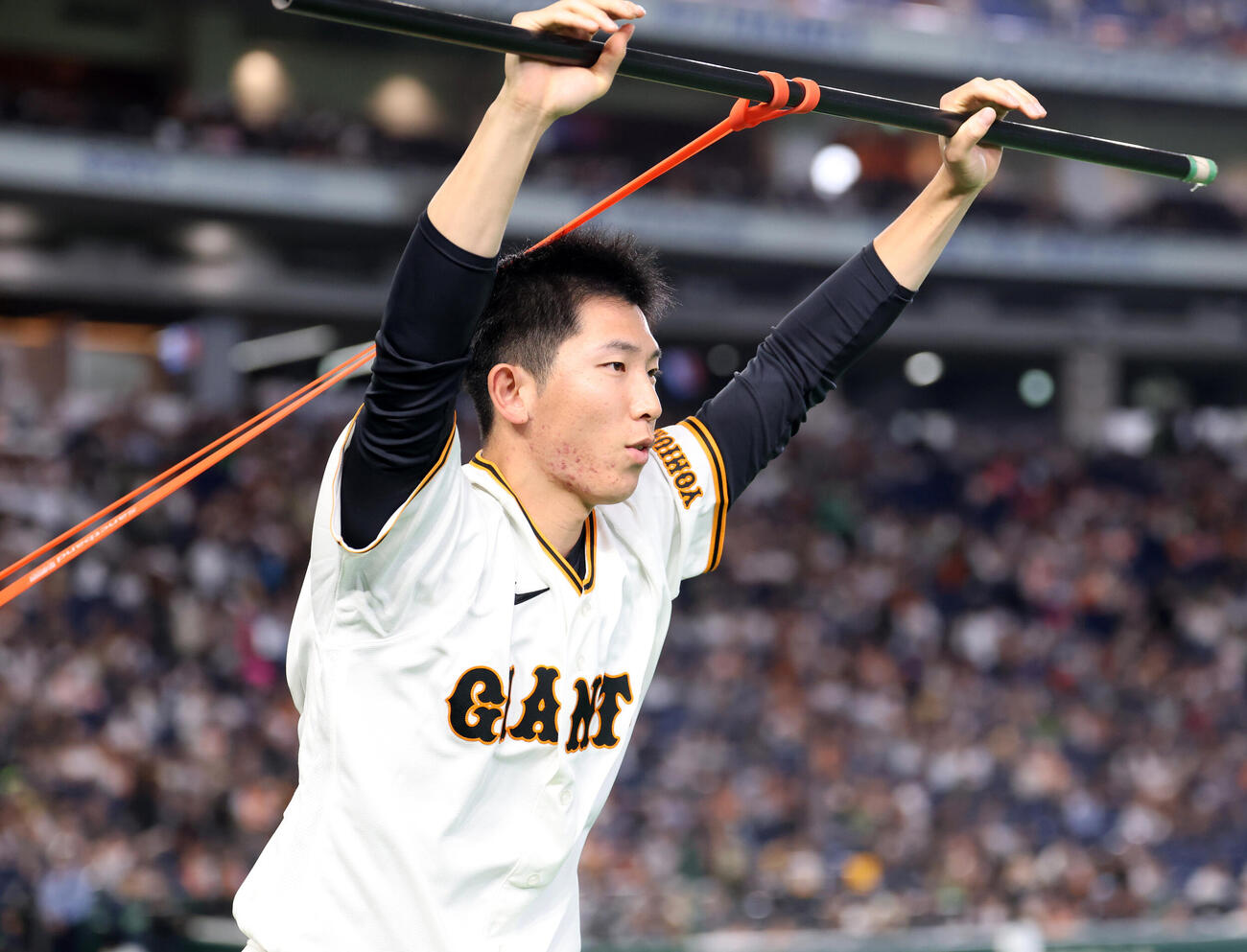 巨人対ヤクルト　試合開始前、ポールを使iいダッシュする巨人戸郷翔征（撮影・浅見桂子）