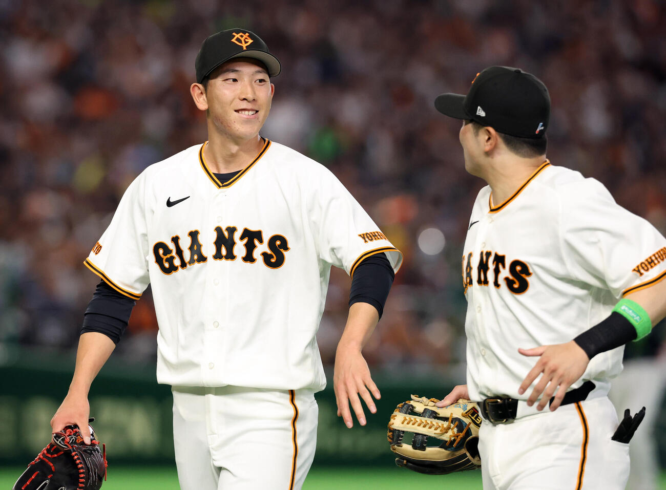 巨人対ヤクルト　1回表ヤクルト2死一、二塁、武岡龍世を三振に仕留め笑顔の戸郷翔征（撮影・浅見桂子）