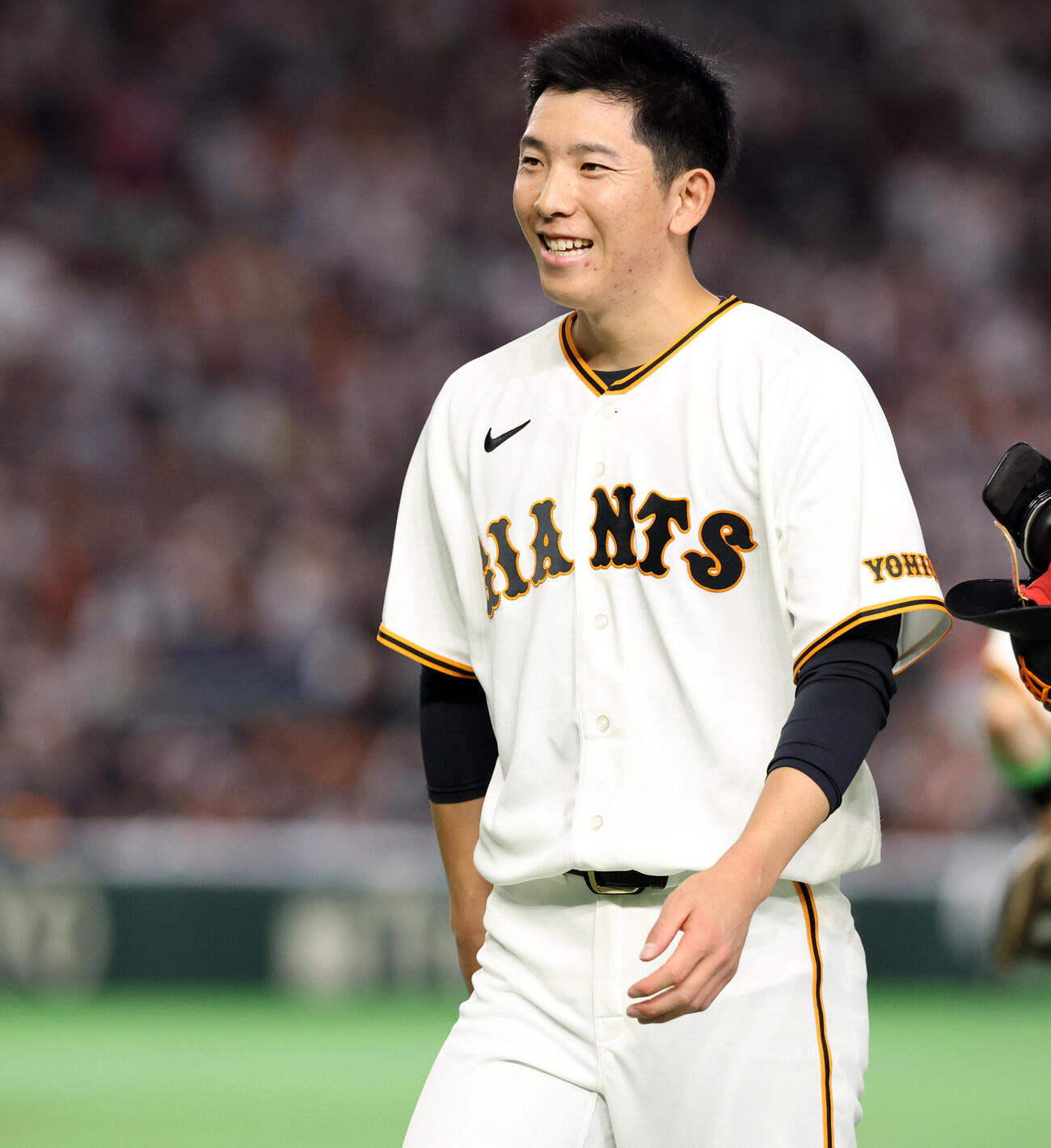 巨人対ヤクルト　2回裏巨人2死二塁、内野安打を放った戸郷翔征は笑顔でベンチに戻る（撮影・浅見桂子）