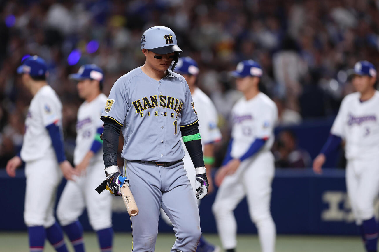 中日対阪神　中日に敗れ引き揚げる阪神森下翔太（撮影・前田充）