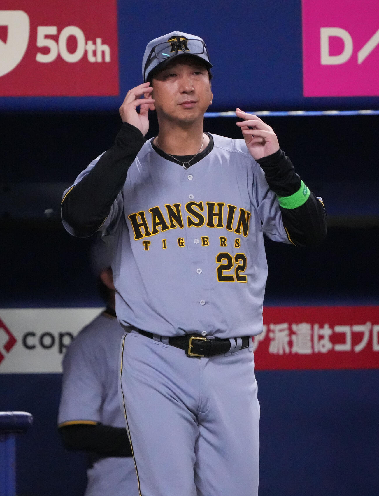 中日対阪神　8回表終了、選手交代を告げる藤川球児監督（撮影・森本幸一）