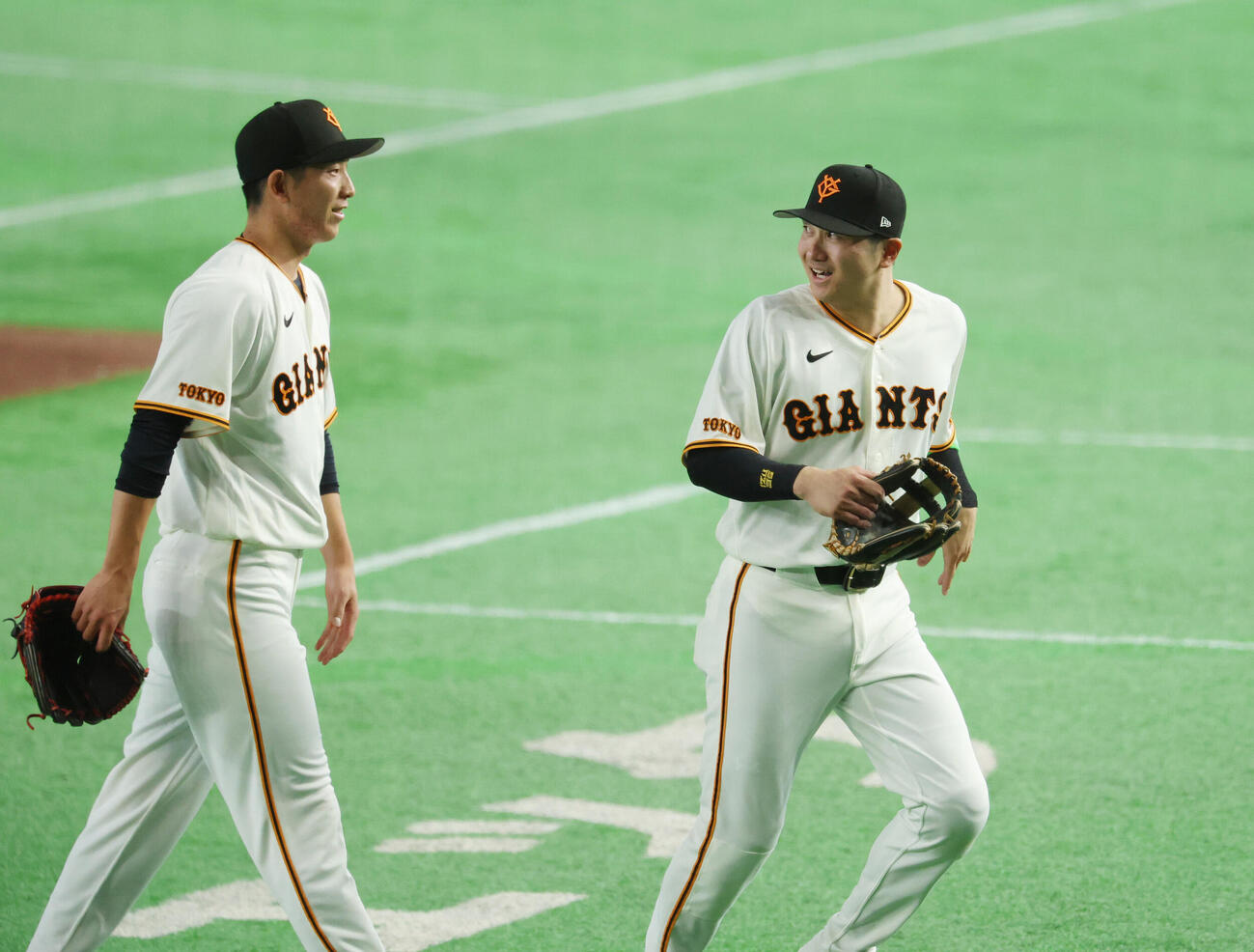 巨人対ヤクルト　1回を無失点に抑えた巨人戸郷翔征（右）は泉口友汰に声をかけられ笑顔を見せる（撮影・増田悦実）