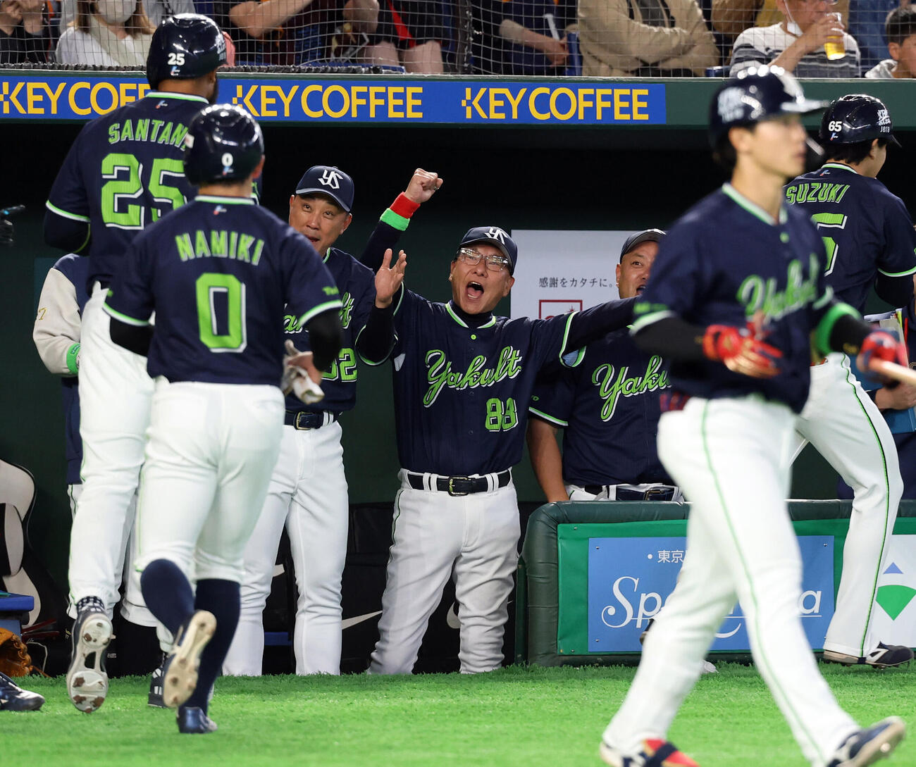 巨人対ヤクルト　3回表ヤクルト1死一、二塁、鈴木叶が3点本塁打を放ち、ガッツポーズで迎える池山隆寛監督（中央）ら（撮影・浅見桂子）