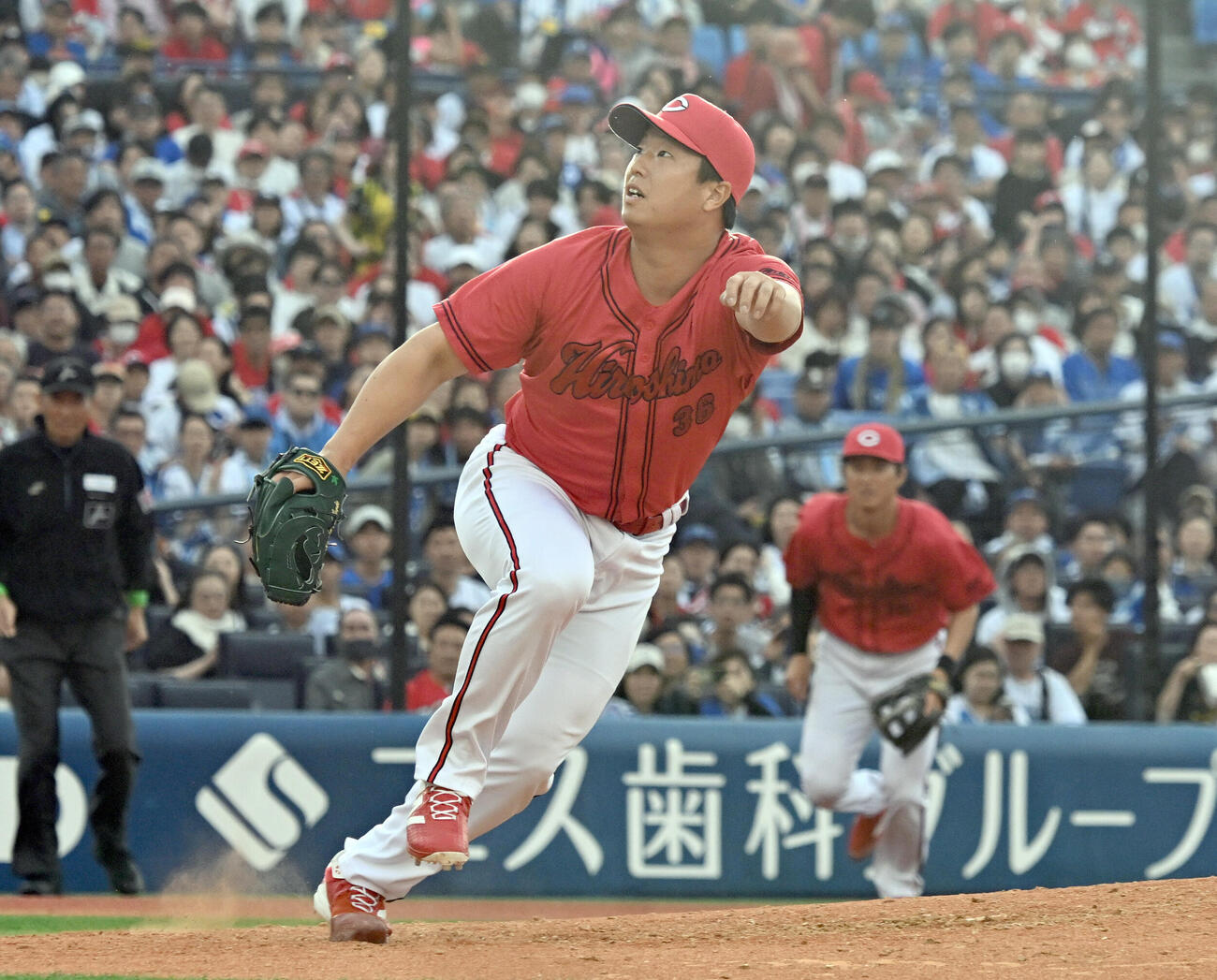 DeNA対広島　5回DeNA2死一、三塁、山本祐大の投ゴロに反応する3番手で登板した広島塹江敦哉（撮影・千葉一成）