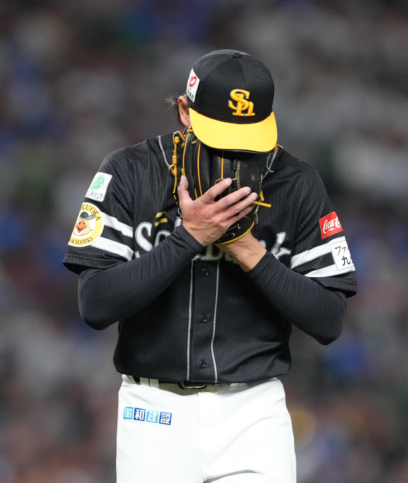 西武対ソフトバンク　初回4失点のソフトバンク徐若熙はグラブで顔を覆いながらベンチに戻る（撮影・足立雅史）