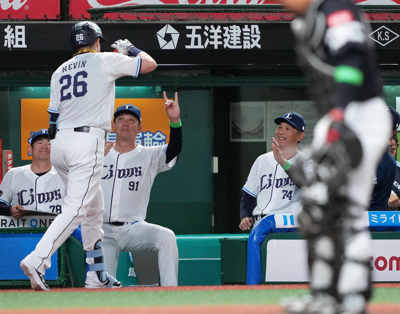 西武対ソフトバンク　1回裏西武2死一塁、2点本塁打のタイラー・ネビン（左）に笑顔の西口文也監督（右）（撮影・足立雅史）