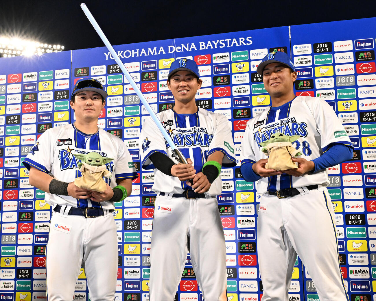 DeNA対広島　ヒーローインタビューを終えポーズをとる、左から林琢真、蝦名達夫、勝又温史（撮影・千葉一成）