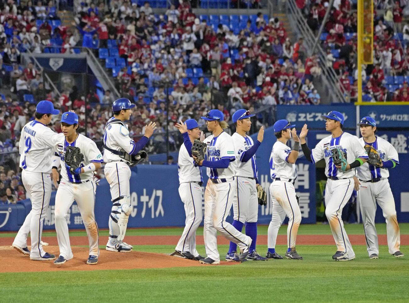 広島に勝利し、タッチを交わすDeNAナイン＝横浜（共同）