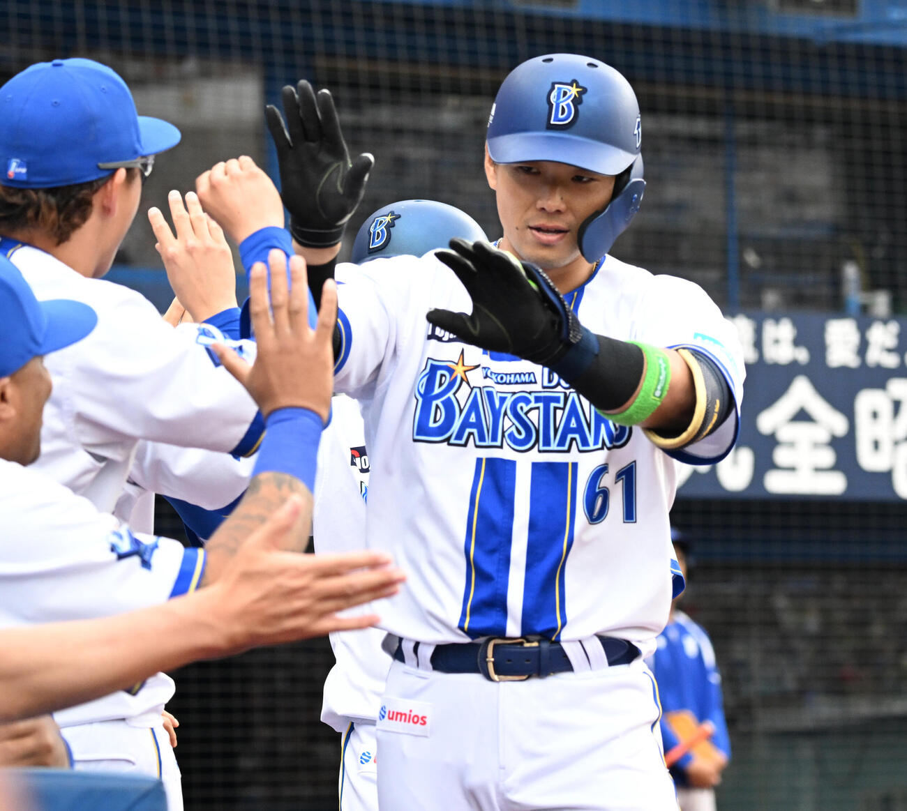 DeNA対広島　4回裏DeNA2死二塁、バックスクリーンに飛び込む2点本塁打を放ち、ベンチ前でナインに迎えられる蝦名達夫（撮影・千葉一成）