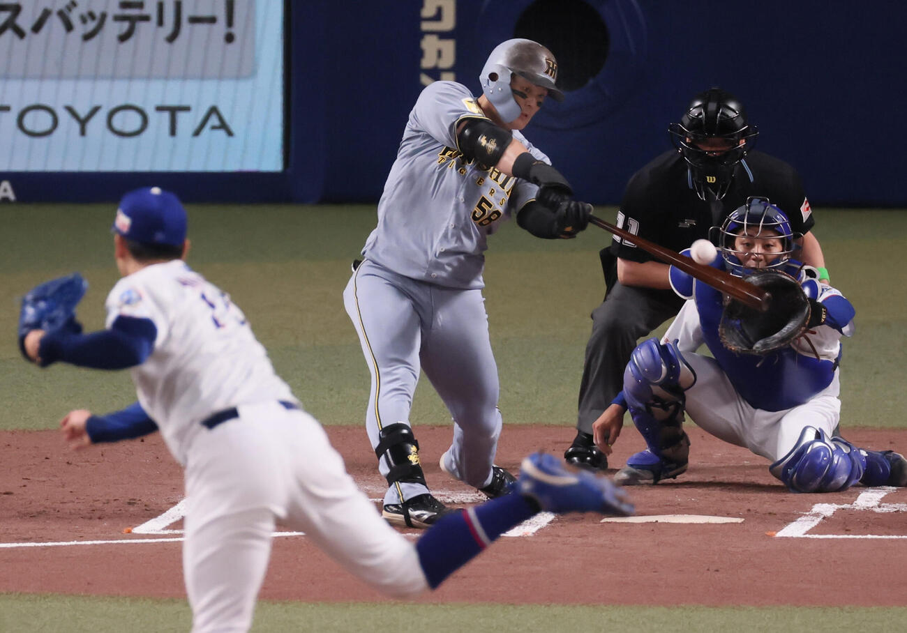 中日対阪神　1回表阪神2死満塁、前川右京は右中間へ走者一掃の3点適時二塁打を放つ。投手中西聖輝（撮影・加藤哉）