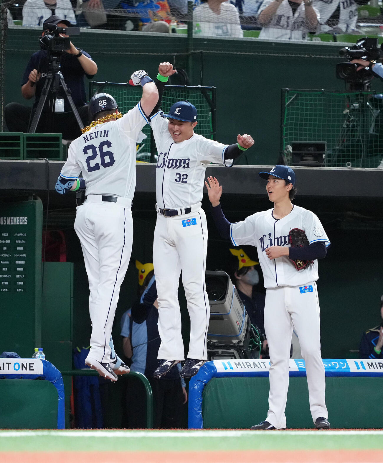 西武対ソフトバンク　2回裏西武2死一塁、タイラー・ネビン（左）は2点本塁打を放ち山村崇嘉（中央）とジャンプタッチを交わす。右は菅井信也（撮影・足立雅史）
