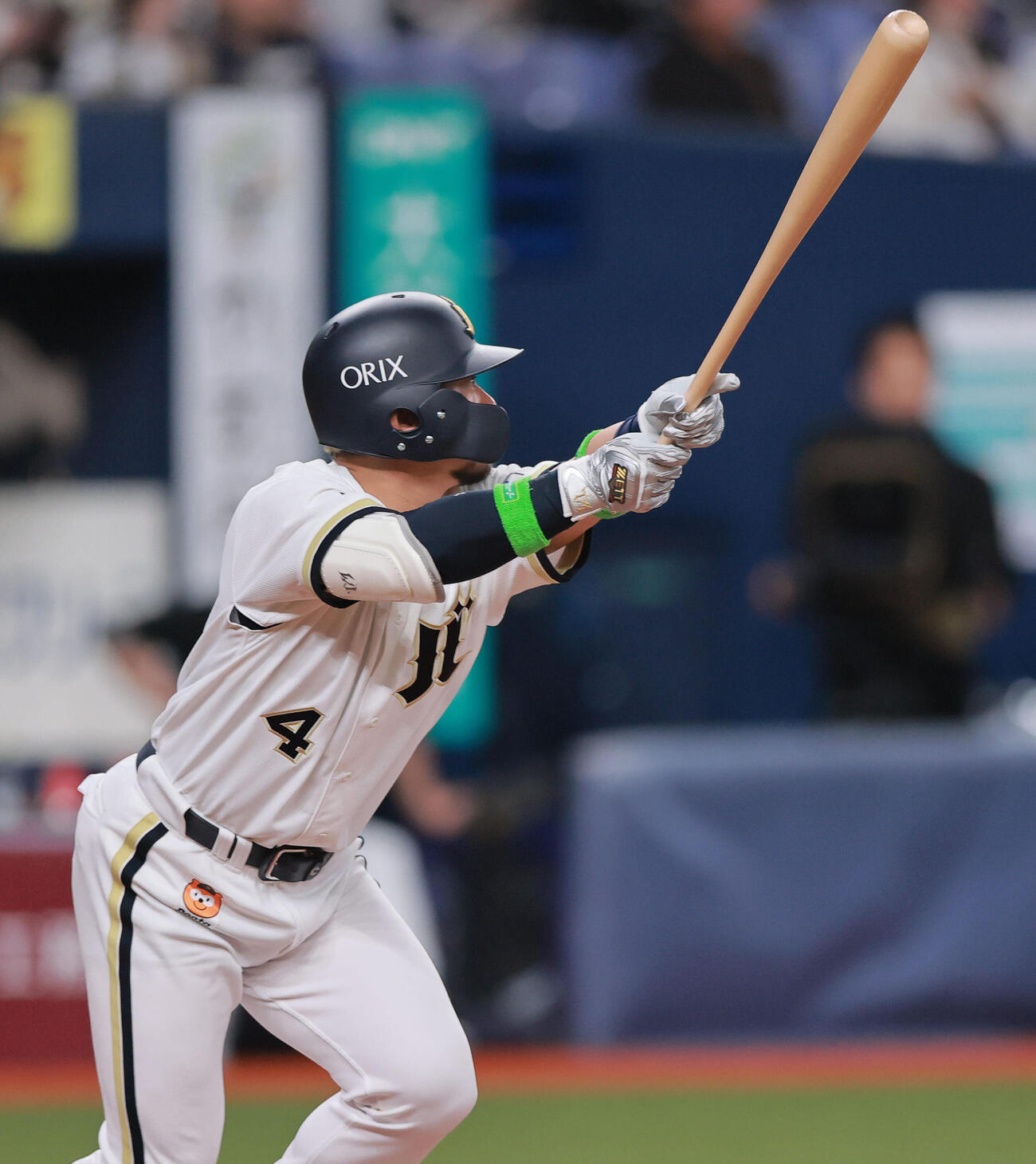 オリックス対ロッテ　6回裏オリックス1死一塁、森友哉は先制の適時二塁打を放つ（撮影・上山淳一）