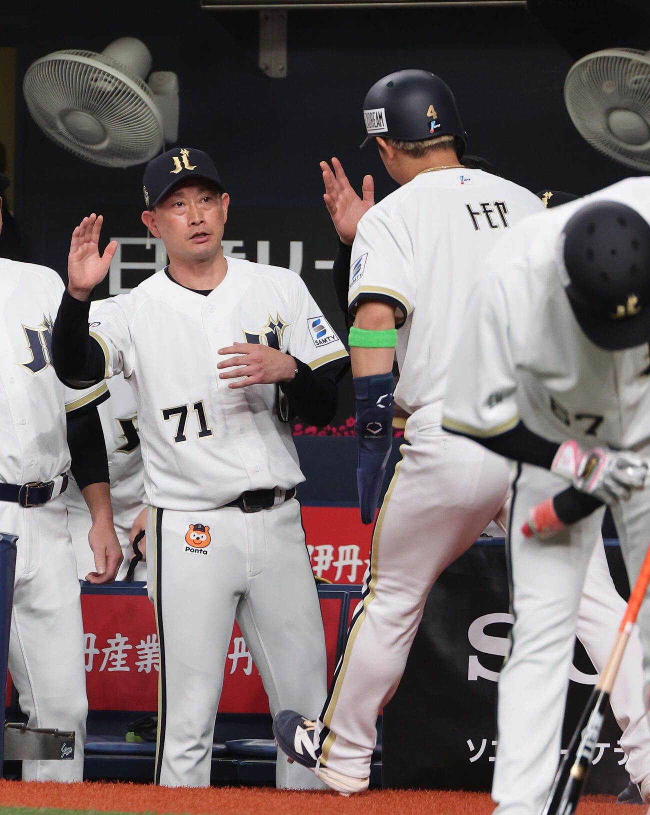 オリックス対ロッテ　6回裏オリックス1死二塁、西川の打球で生還した森友哉をベンチで迎える岸田護監督（撮影・西尾就之）