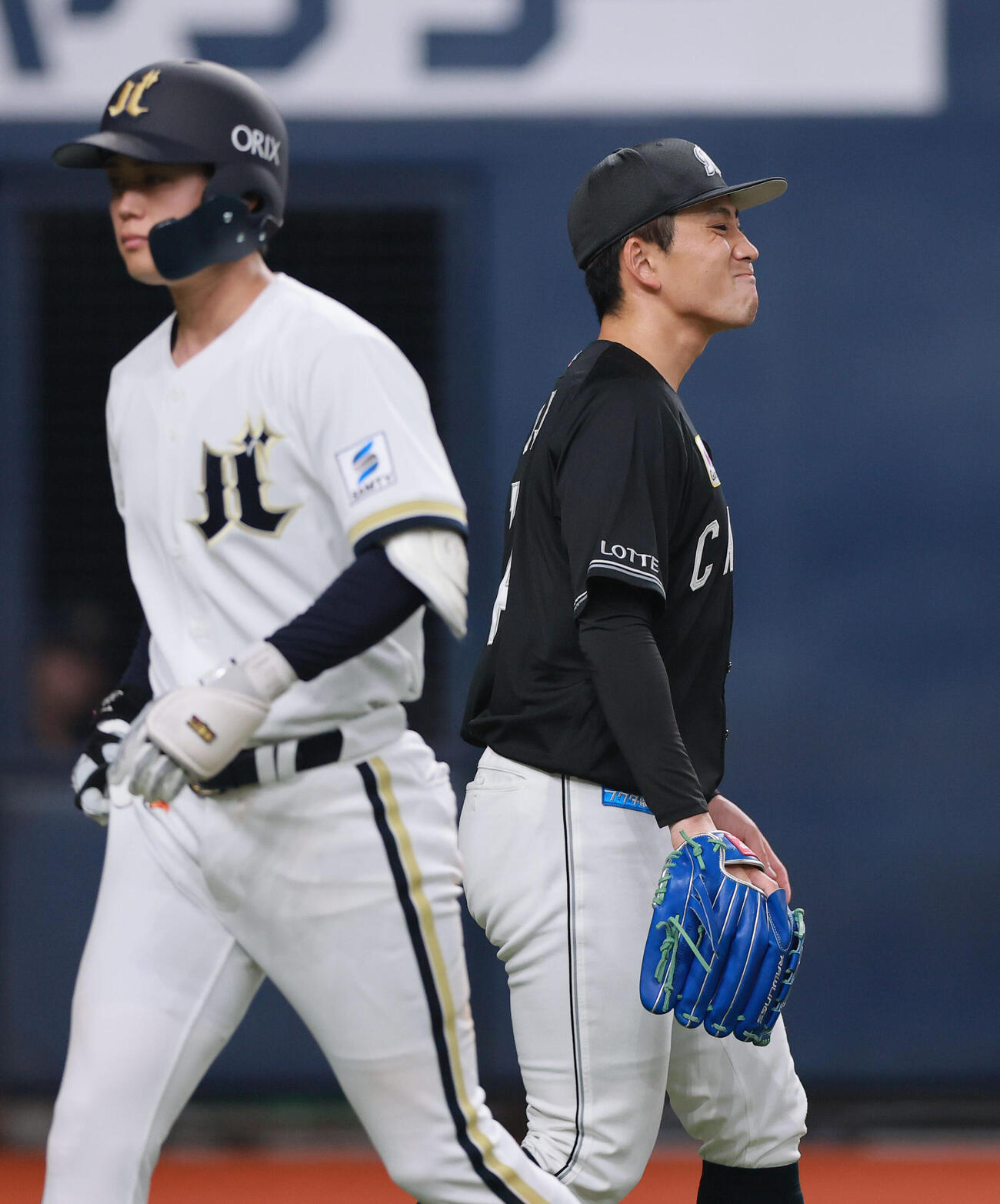 オリックス対ロッテ　6回裏オリックス1死三塁、小島和哉（右）は中川圭太の中犠飛で失点し悔しがる（撮影・上山淳一）
