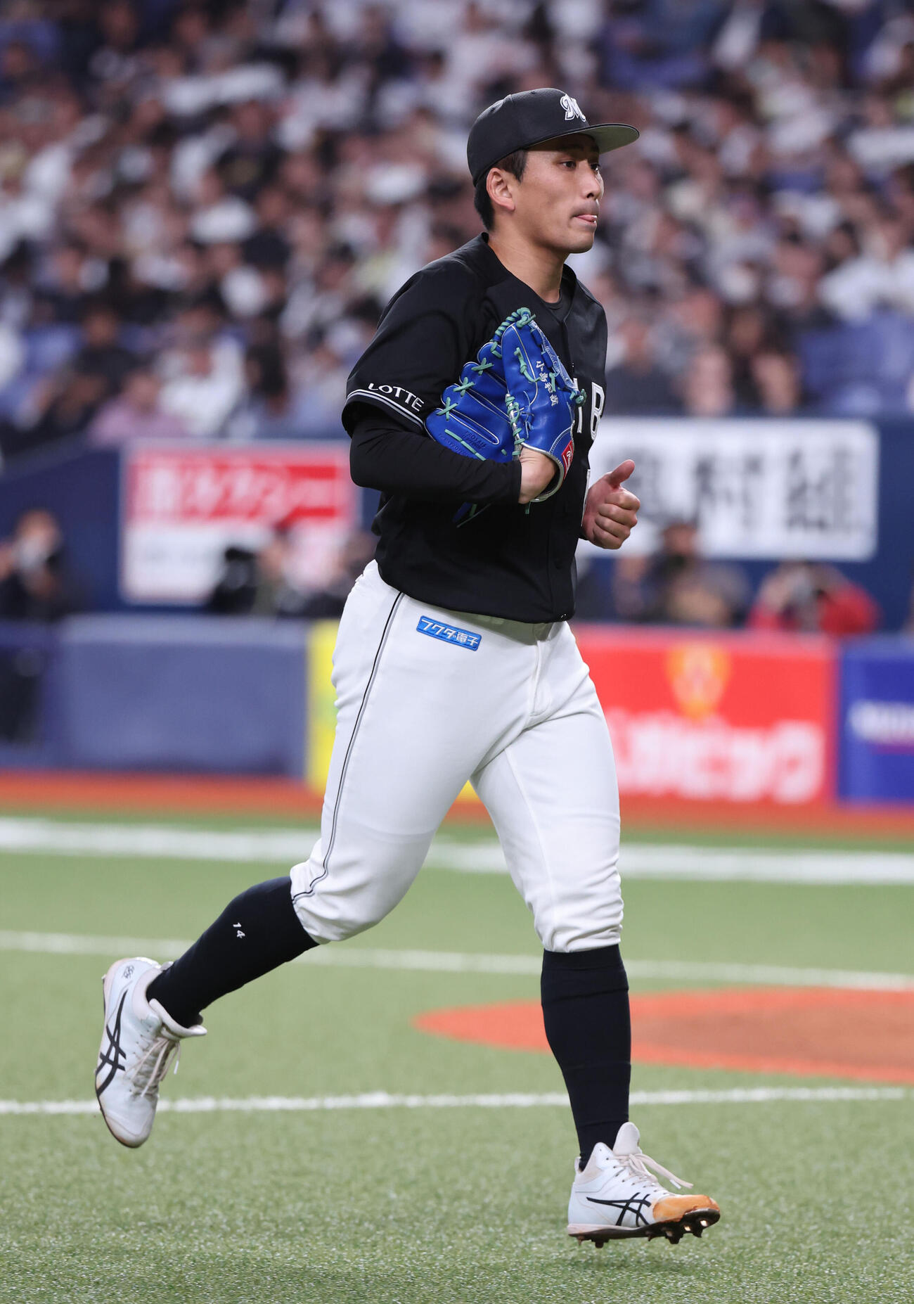 オリックス対ロッテ　7回を投げ終えたロッテ小島和哉は走ってベンチに戻る（撮影・西尾就之）
