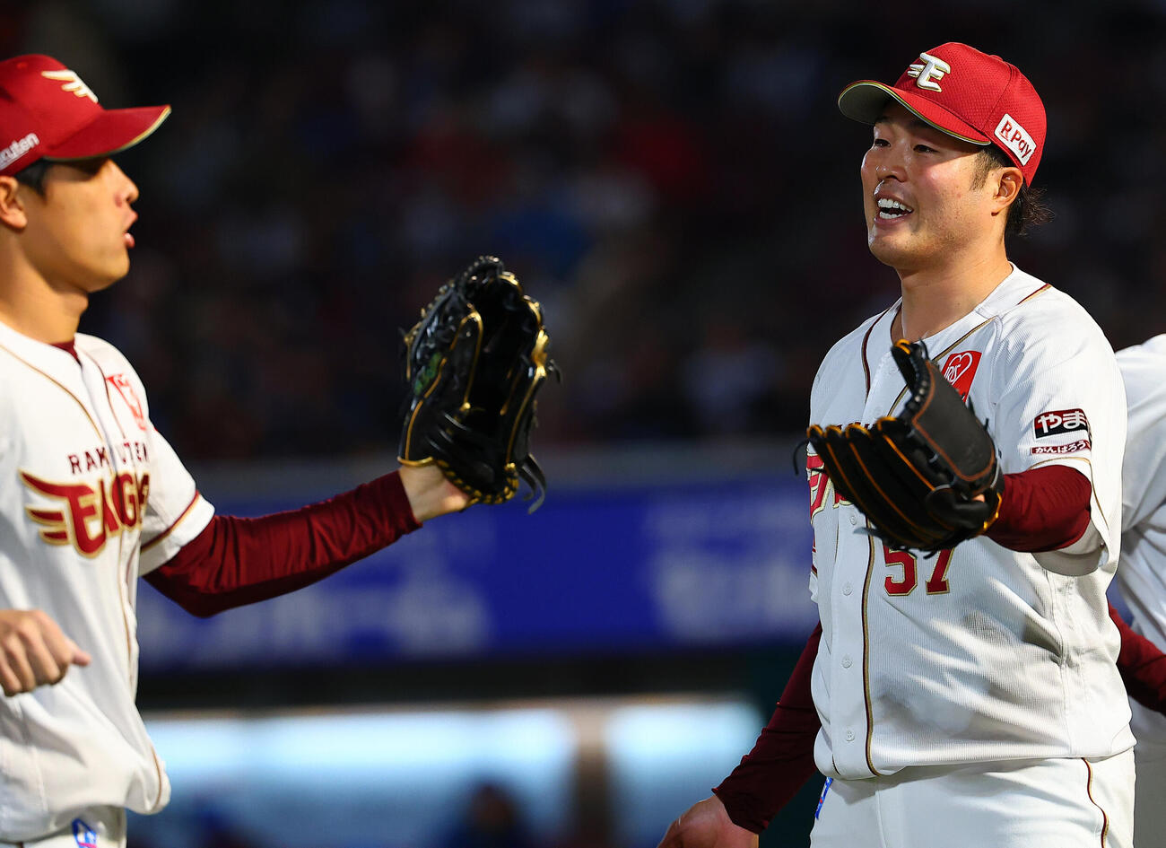 楽天対日本ハム　5回表日本ハム2死三塁、清宮幸太郎を右飛に仕留め、野手を迎える滝中瞭太（撮影・野上伸悟）