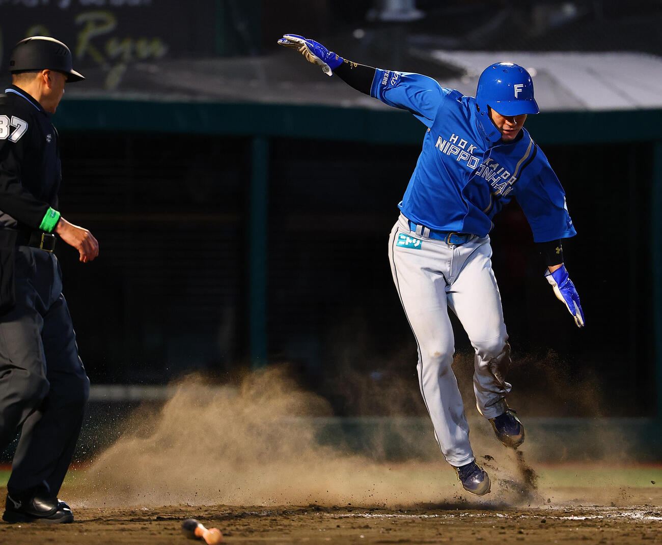 楽天対日本ハム　7回表日本ハム1死三塁、ロドルフォ・カストロの先制中犠飛で生還する水野達稀（撮影・野上伸悟）