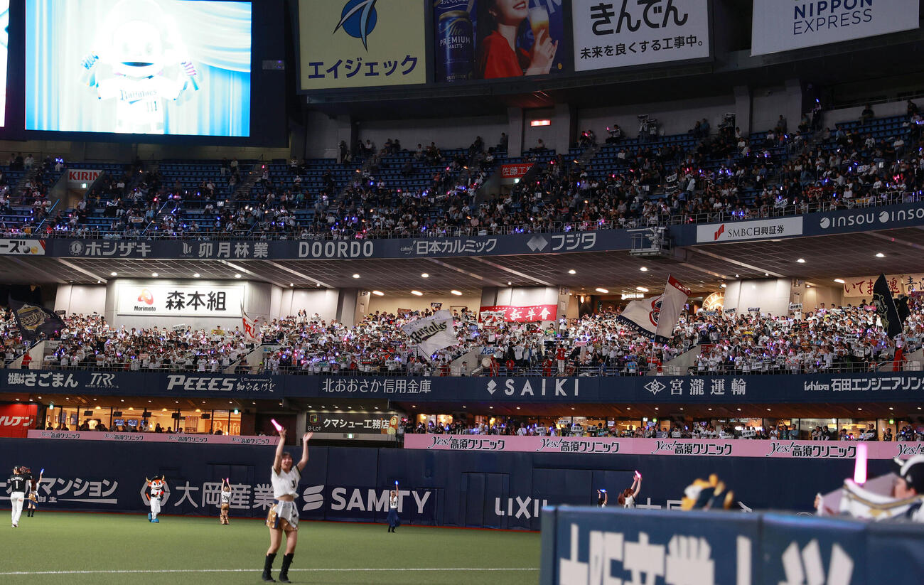 オリックス対ロッテ　ラッキー7で盛り上がるオリックスファン（撮影・上山淳一）