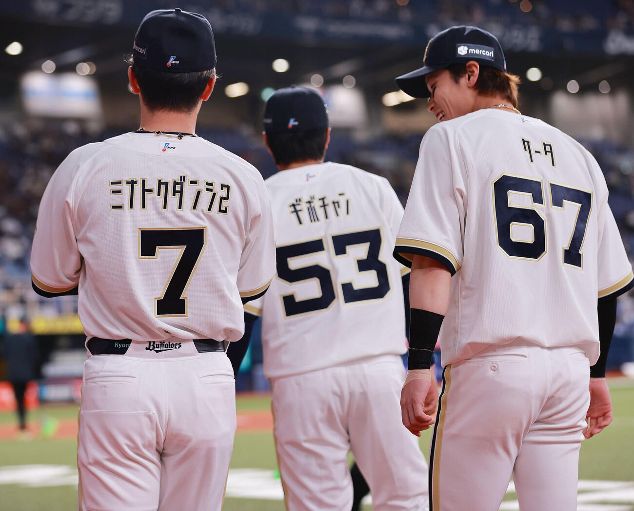 オリックス対ロッテ　特別ユニホームのオリックスの選手ら（撮影・上山淳一）