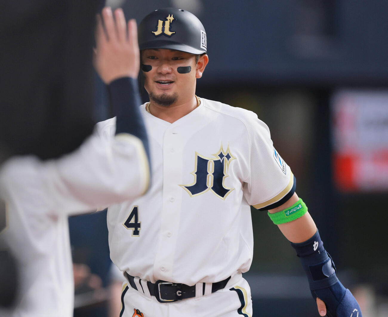 オリックス対ロッテ　6回裏オリックス1死二塁、西川龍馬の中前打を中堅手愛斗が後逸し生還する森友哉（撮影・上山淳一）