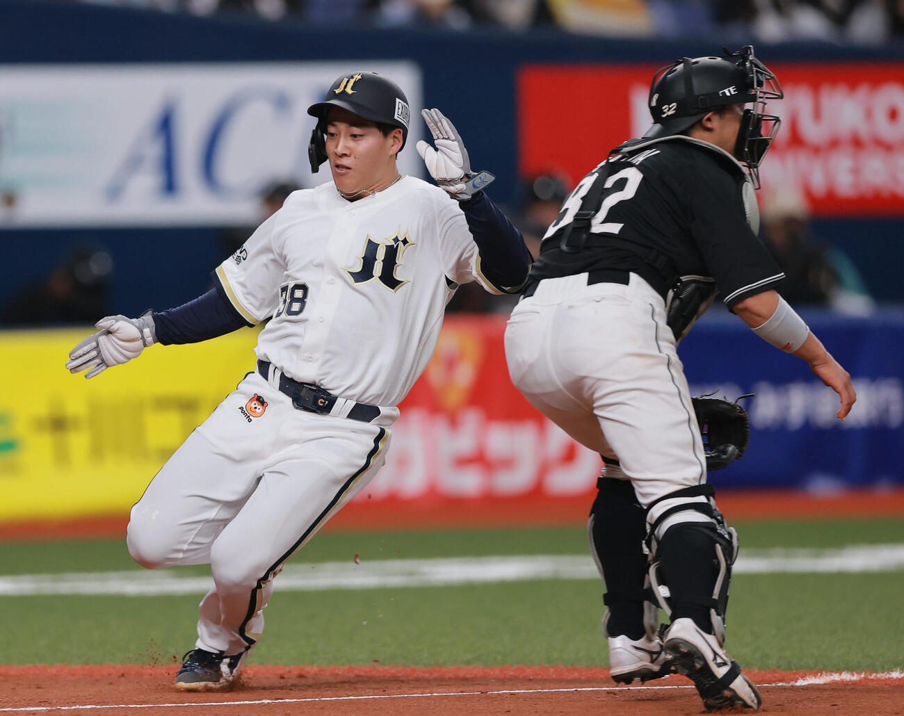 オリックス対ロッテ　6回裏オリックス1死一塁、森友哉の適時二塁打で生還する一走来田涼斗。左は捕手佐藤都志也（撮影・上山淳一）