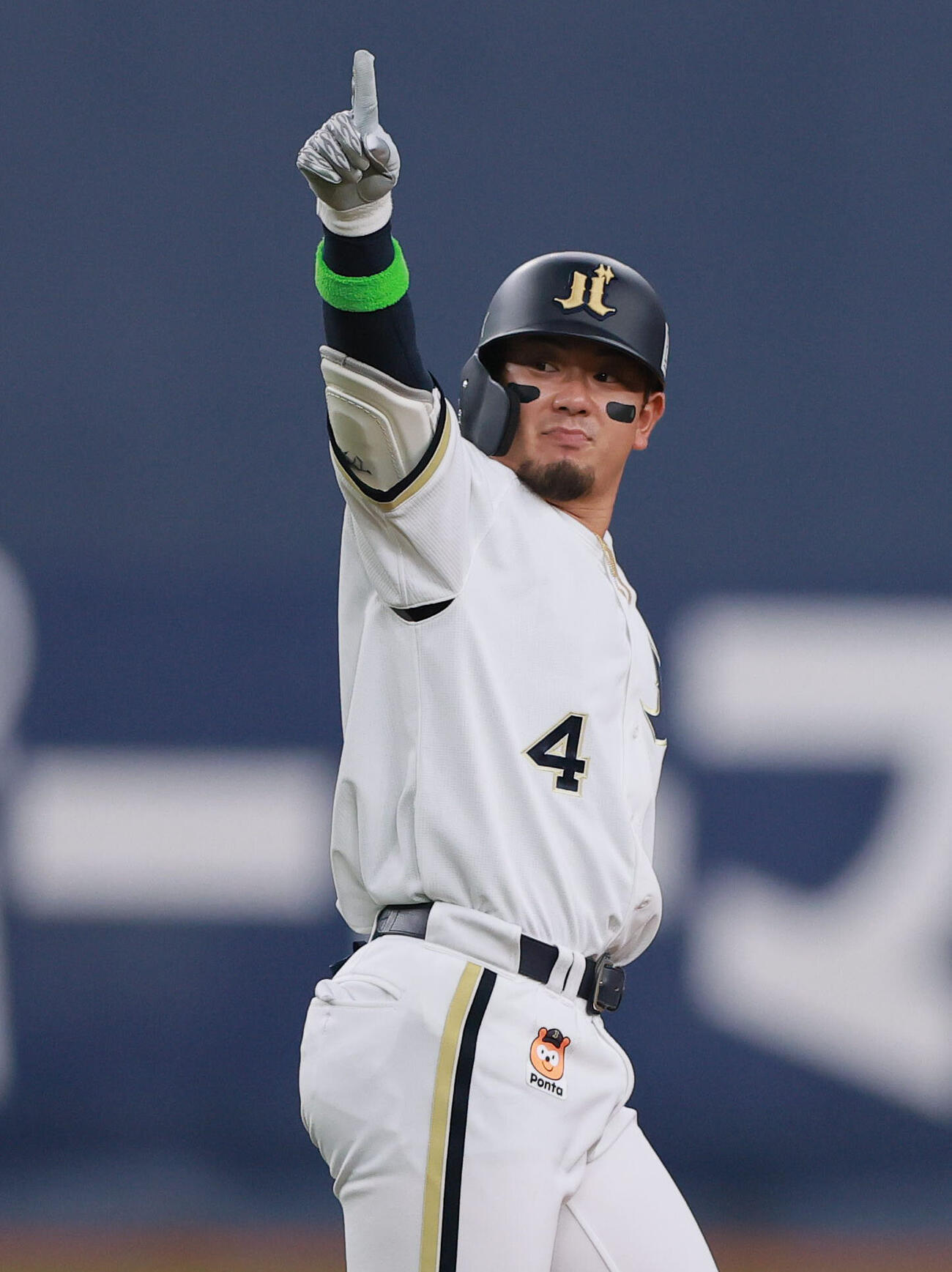 オリックス対ロッテ　6回裏オリックス1死一塁、森友哉は先制の適時二塁打を放ちポーズする（撮影・上山淳一）