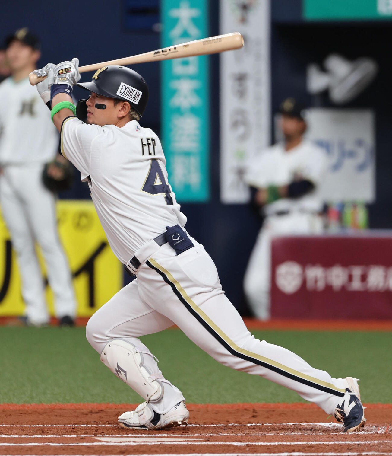 オリックス対ロッテ　6回裏オリックス1死一塁、森友哉は左中間に適時二塁打を放つ（撮影・西尾就之）