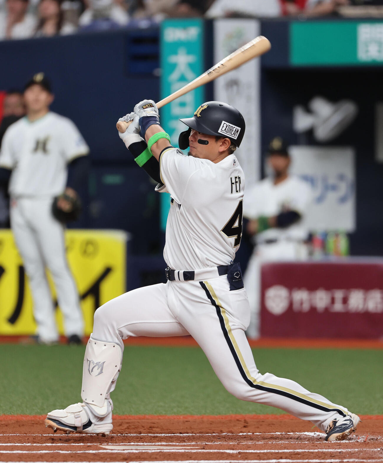 オリックス対ロッテ　6回裏オリックス1死一塁、森友哉は左中間に適時二塁打を放つ（撮影・西尾就之）