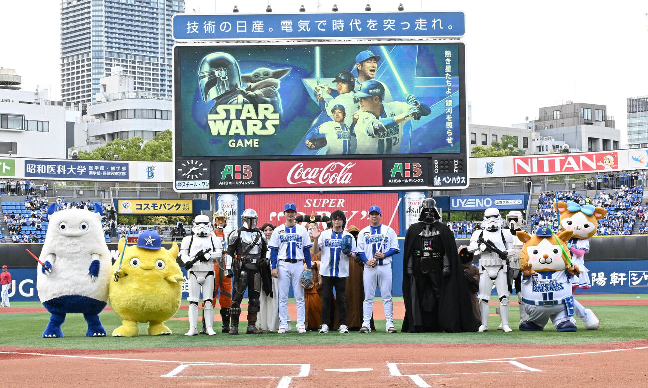 DeNA対広島　セレモニアルピッチを終え、スターウォーズキャラクターたちと記念撮影に納まる、左から宮城滝太、声優の森川智之、山崎康晃（撮影・千葉一成）