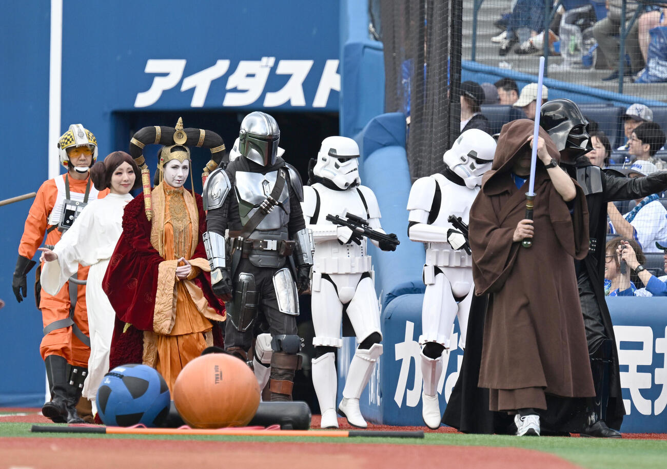 DeNA対広島　入場するスターウォーズキャラクターたち（撮影・千葉一成）