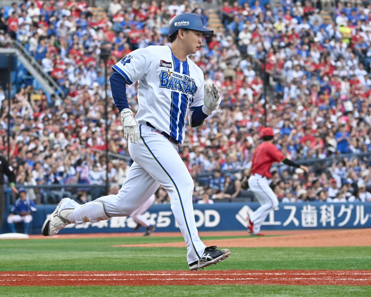 DeNA対広島　3回裏DeNA一死一、二塁、蝦名達夫が左前に適時打を放つ（撮影・千葉一成）
