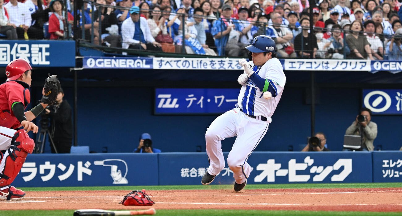 DeNA対広島　3回裏DeNA一死一、二塁、蝦名達夫の左前の適時打で本塁に滑り込む佐野恵太。捕手持丸泰輝（撮影・千葉一成）