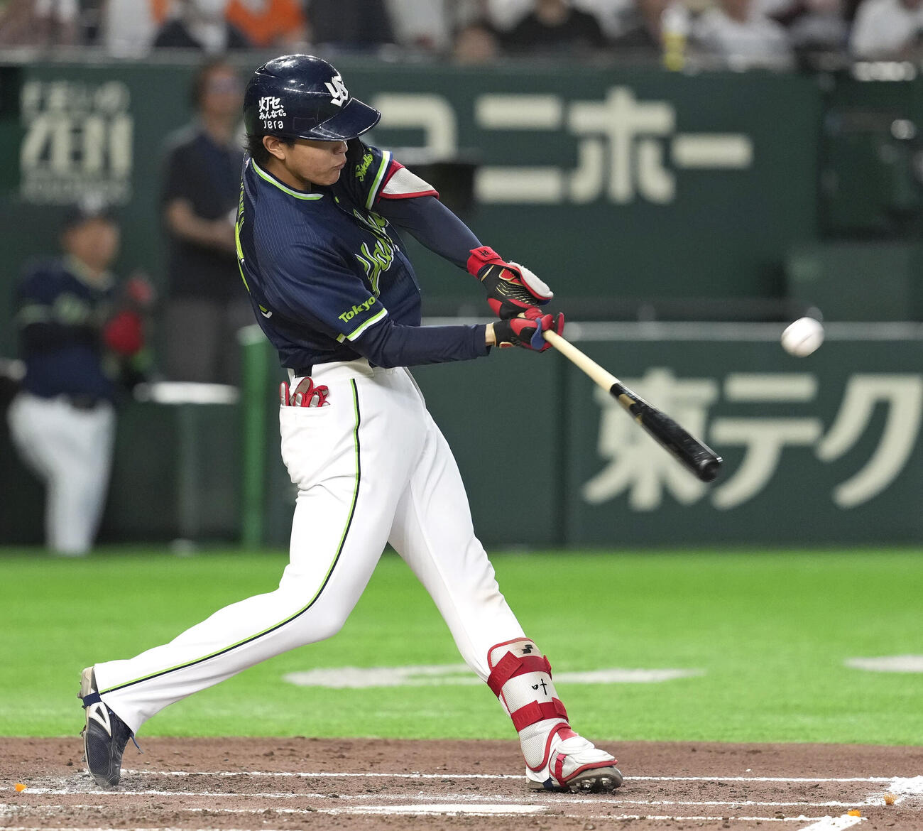 3回ヤクルト1死一、二塁、鈴木叶が左越えにプロ初本塁打となる先制3ランを放つ（共同）