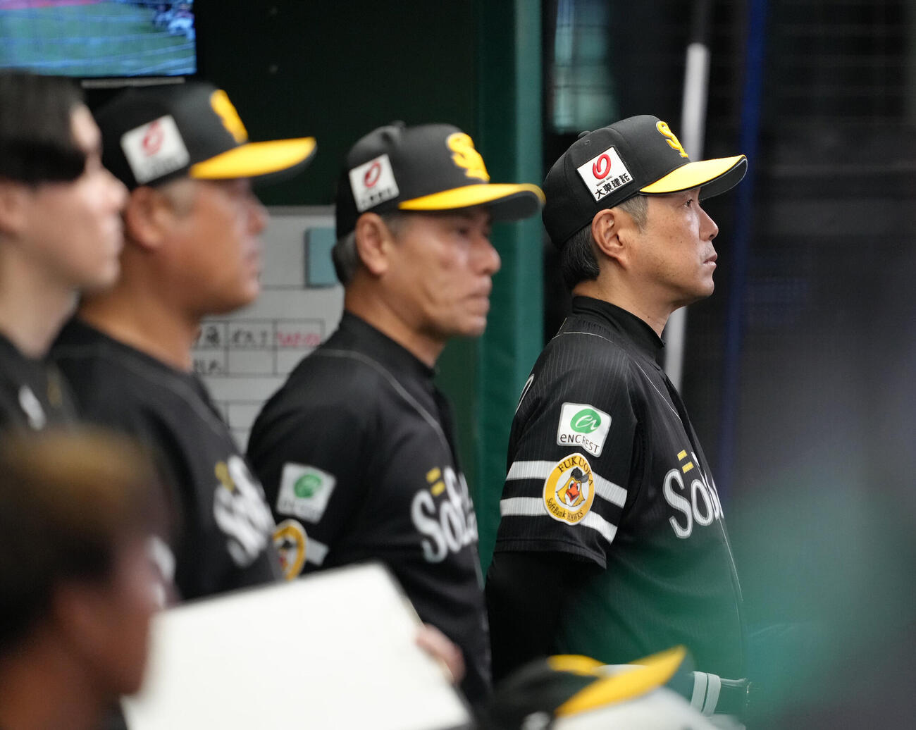 西武対ソフトバンク　戦況を見つめるソフトバンク小久保裕紀監督（右端）（撮影・足立雅史）
