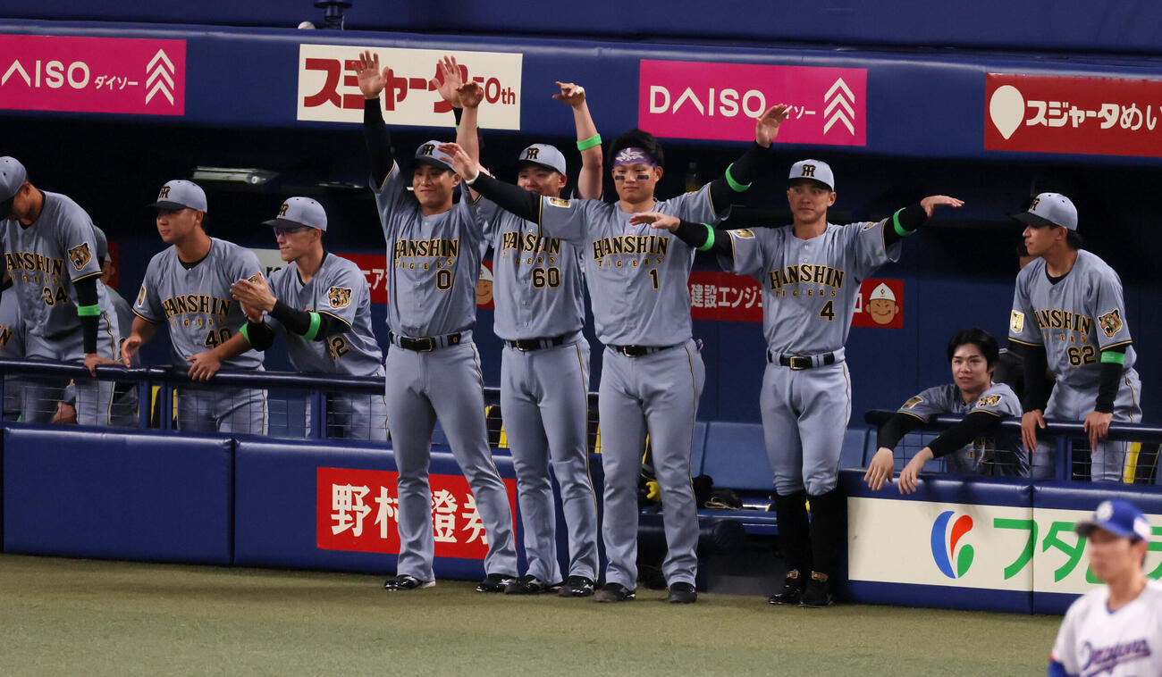 中日対阪神　1回表阪神2死満塁、前川右京の適時二塁打に喜ぶベンチのナイン（撮影・加藤哉）