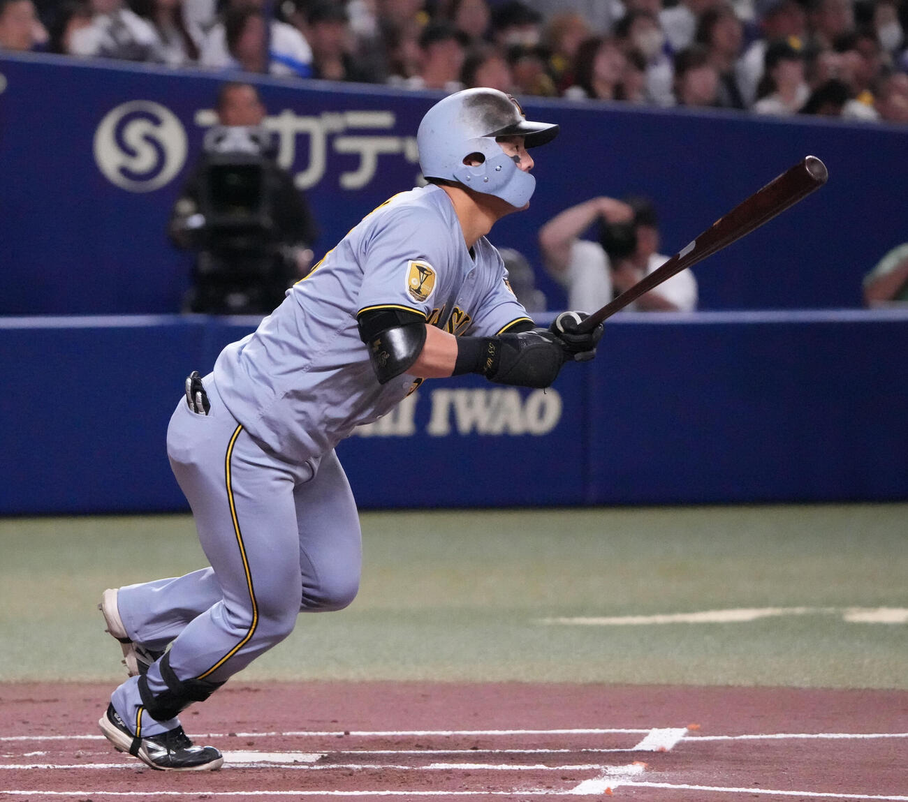 中日対阪神　1回表阪神2死満塁、3点適時二塁打を放つ前川右京（撮影・森本幸一）