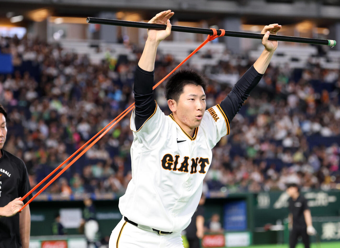 巨人対ヤクルト　試合開始前、ポールを使iいダッシュする巨人戸郷翔征（撮影・浅見桂子）