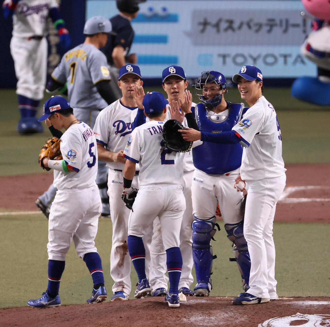 中日対阪神　阪神に勝利しナインとマウンドでタッチする中日斎藤綱記（撮影・加藤哉）