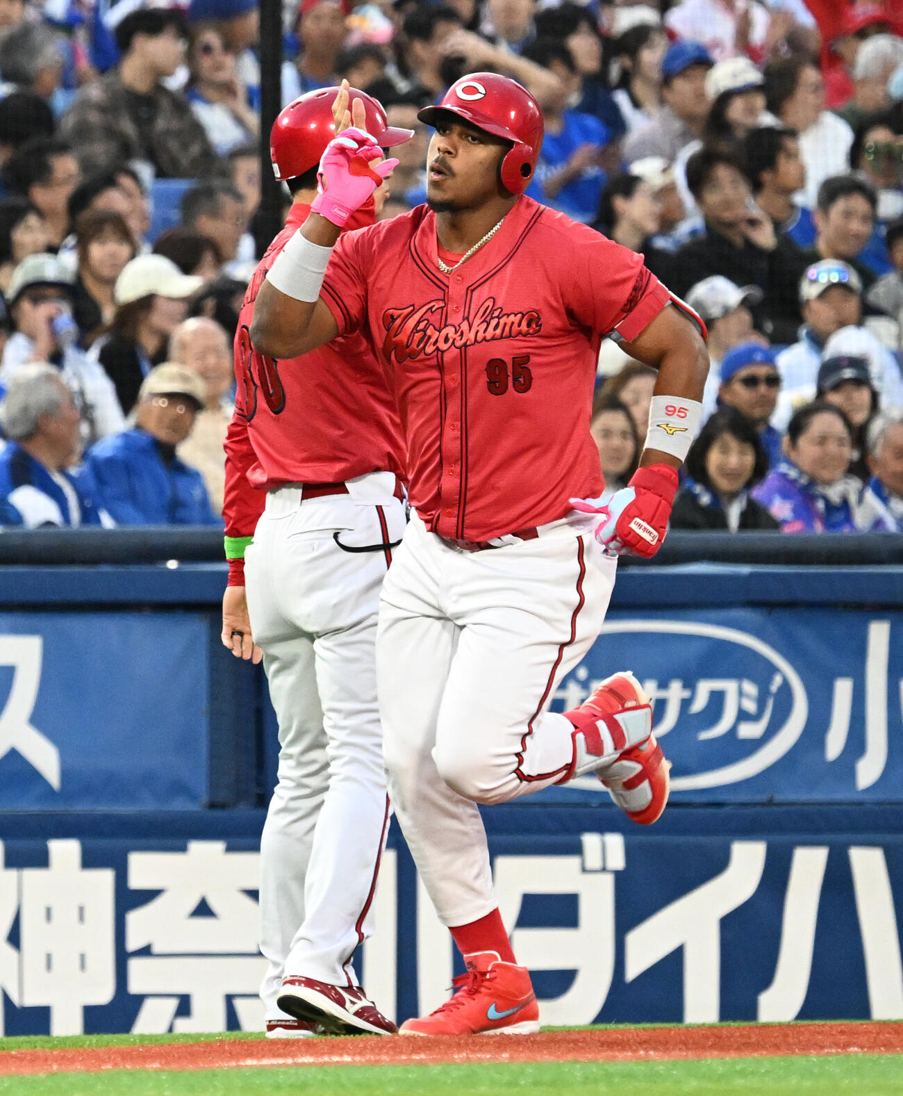 DeNA対広島　9回表広島二死二塁、2点本塁打を放ち、本塁に向かうモンテロ（撮影・千葉一成）