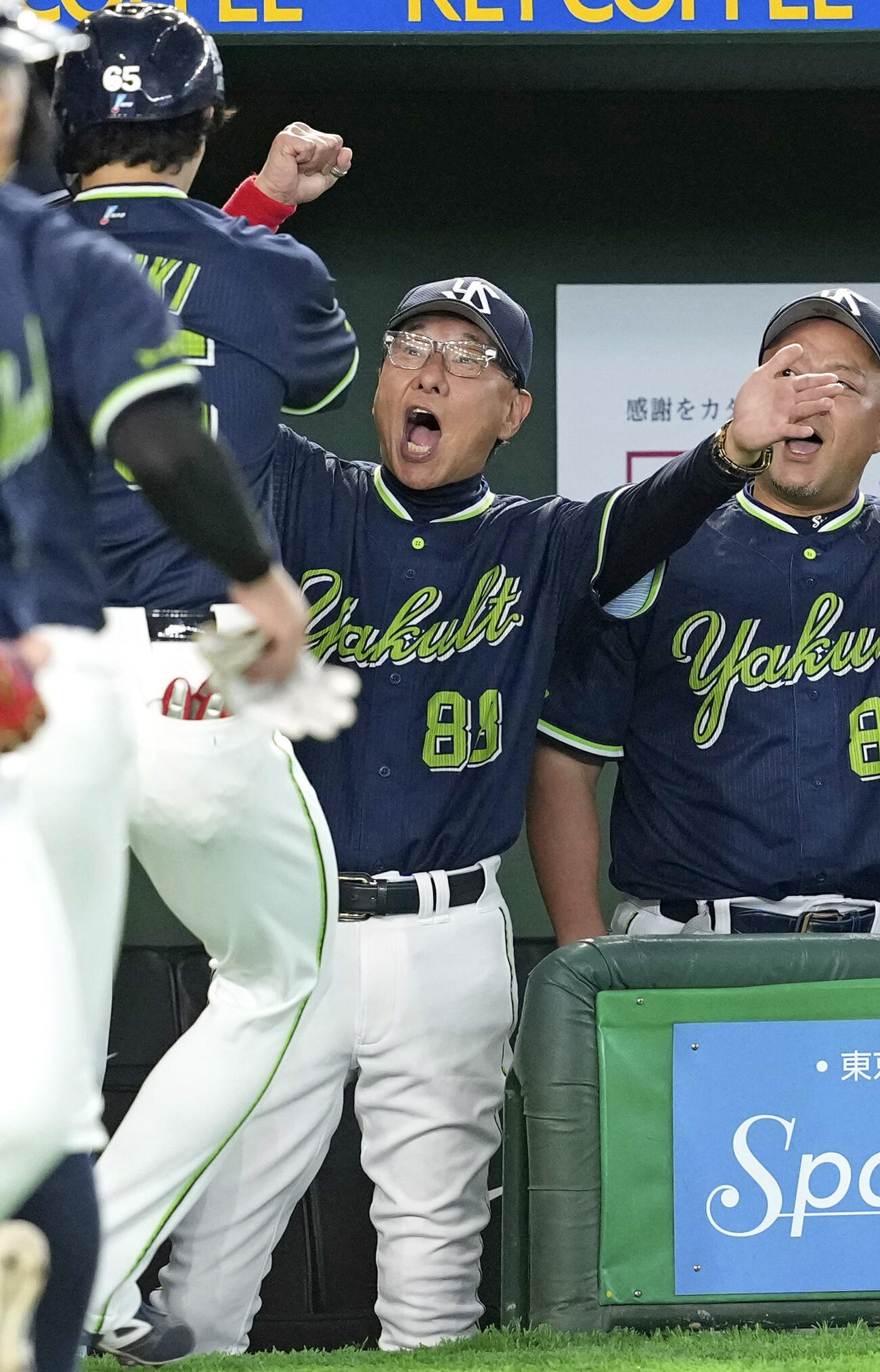 3回、先制3ランを放った鈴木叶（左）を迎えるヤクルト・池山監督＝東京ドーム
