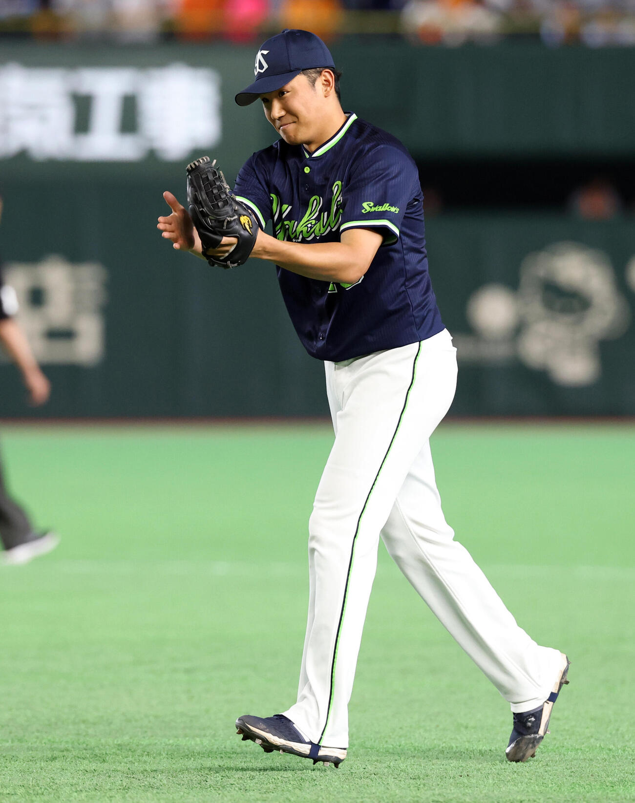 巨人対ヤクルト　5回裏巨人1死、中山礼都を一塁ゴロに仕留め笑顔で拍手する奥川恭伸（撮影・浅見桂子）
