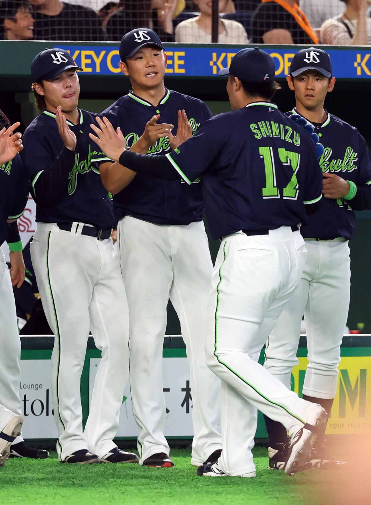 巨人対ヤクルト　7回裏巨人の攻撃を抑えた清水昇（手前）を笑顔で迎える奥川恭伸（撮影・浅見桂子）