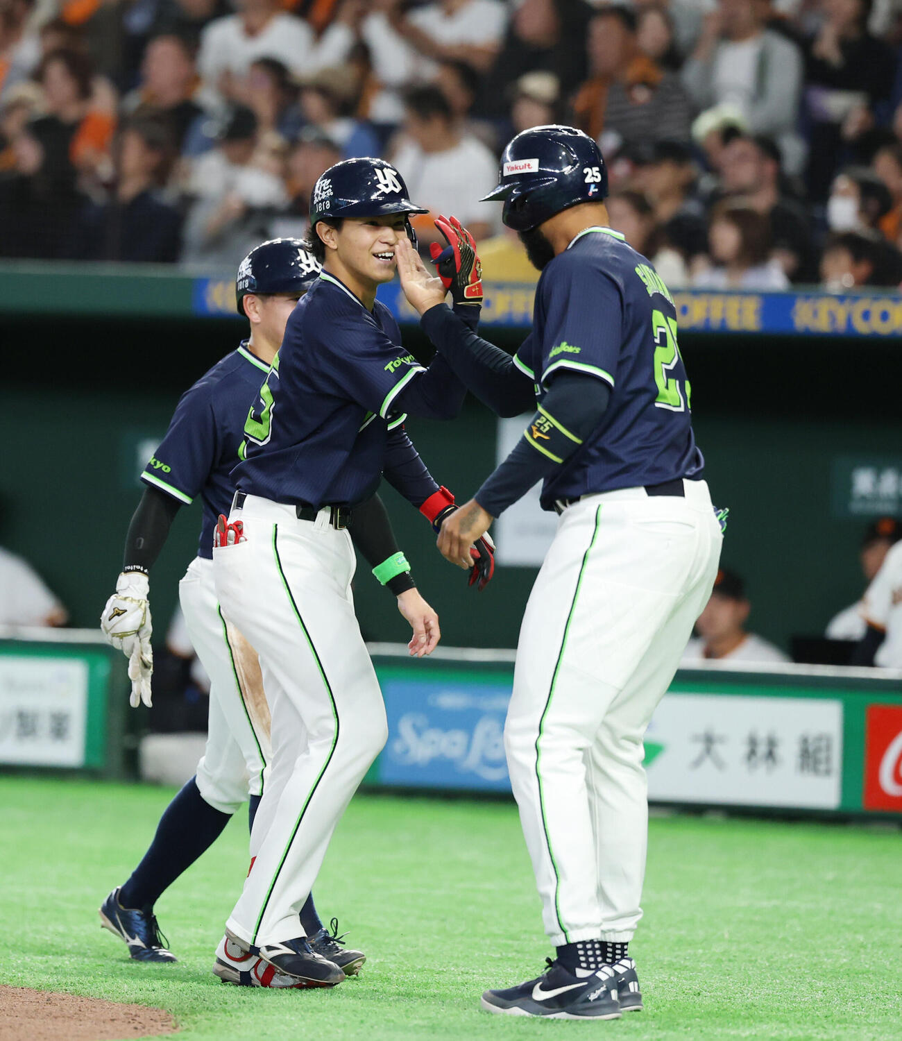 巨人対ヤクルト　3回表ヤクルト1死一、二塁、3点本塁打を放ちドミンゴ・サンタナ（右）とタッチを交わす鈴木叶（撮影・増田悦実）