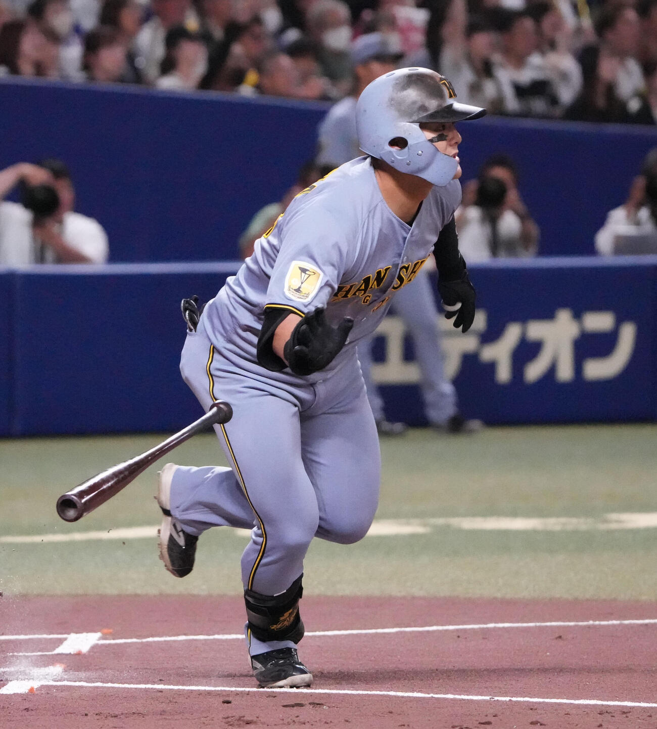 中日対阪神　1回表阪神2死満塁、藤川球児監督（右から2人目）は前川右京の3点適時二塁打で生還した佐藤輝明らを迎える（撮影・森本幸一）