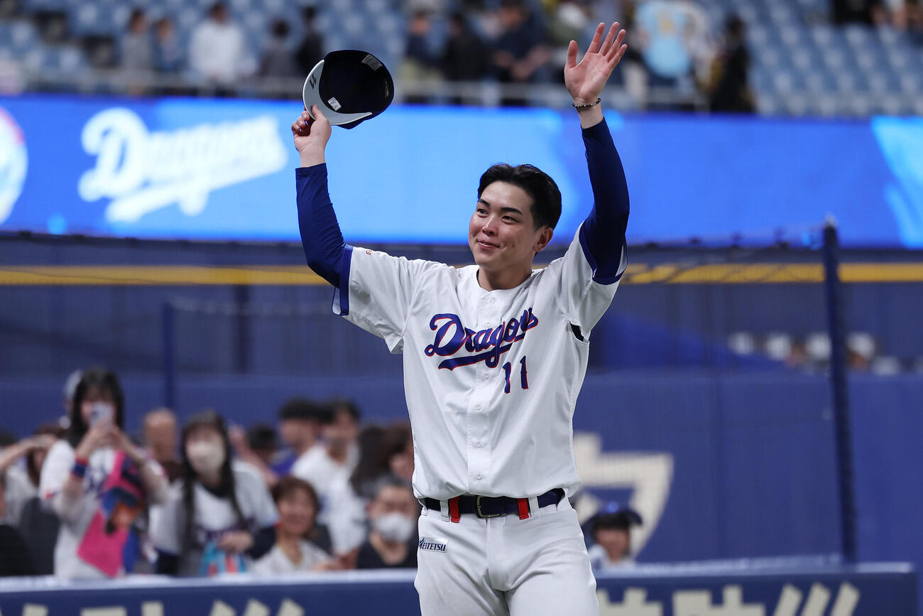 中日対阪神　プロ初勝利を挙げ、ファンの声援に応える中日中西聖輝（（撮影・前田充）