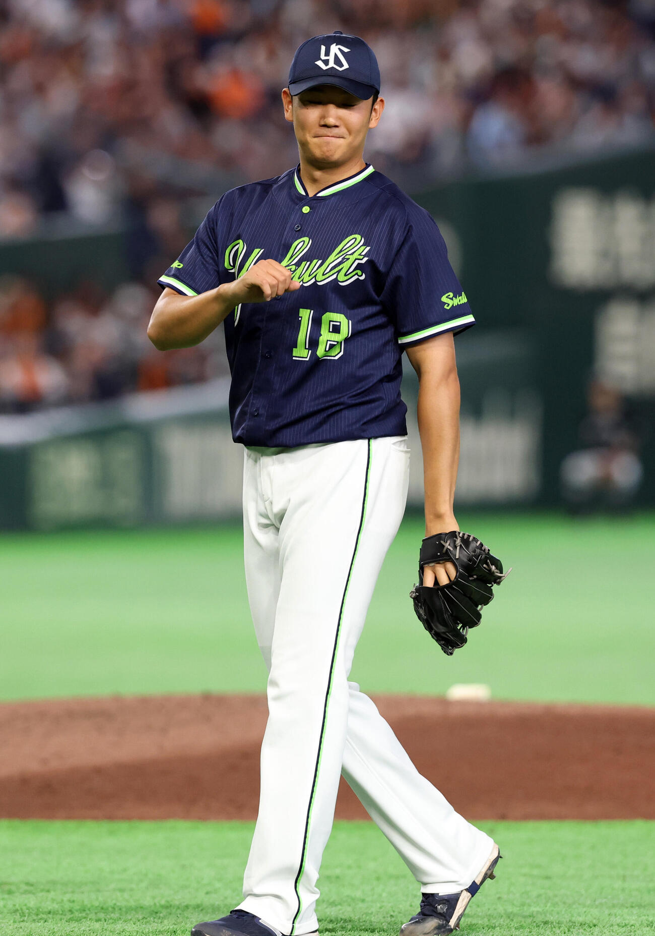 巨人対ヤクルト　3回裏巨人無死、中山礼都の打球を好守で二塁ゴロに仕留め笑顔の奥川恭伸（撮影・浅見桂子）
