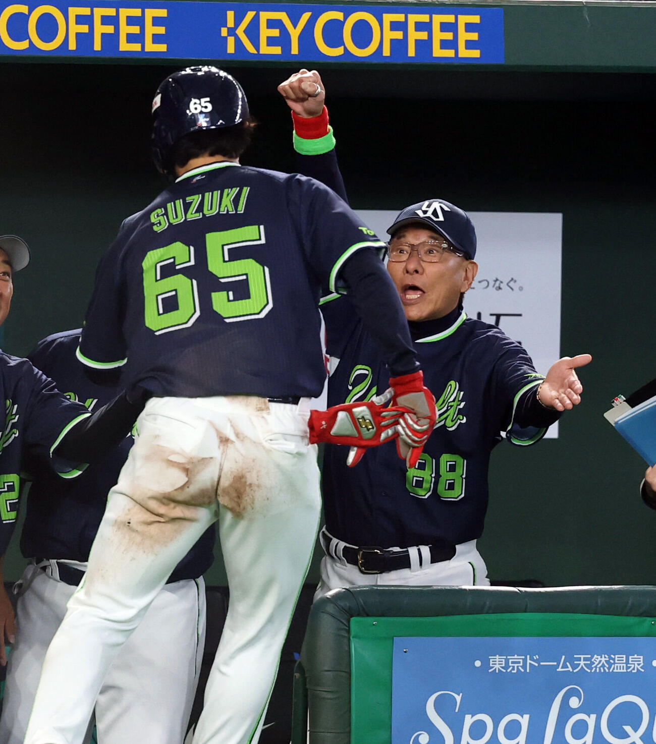 巨人対ヤクルト　5回表ヤクルrト2死二塁、内山壮真の適時打で生還した鈴木叶をガッツポーズで迎える池山隆寛監督（撮影・浅見桂子）