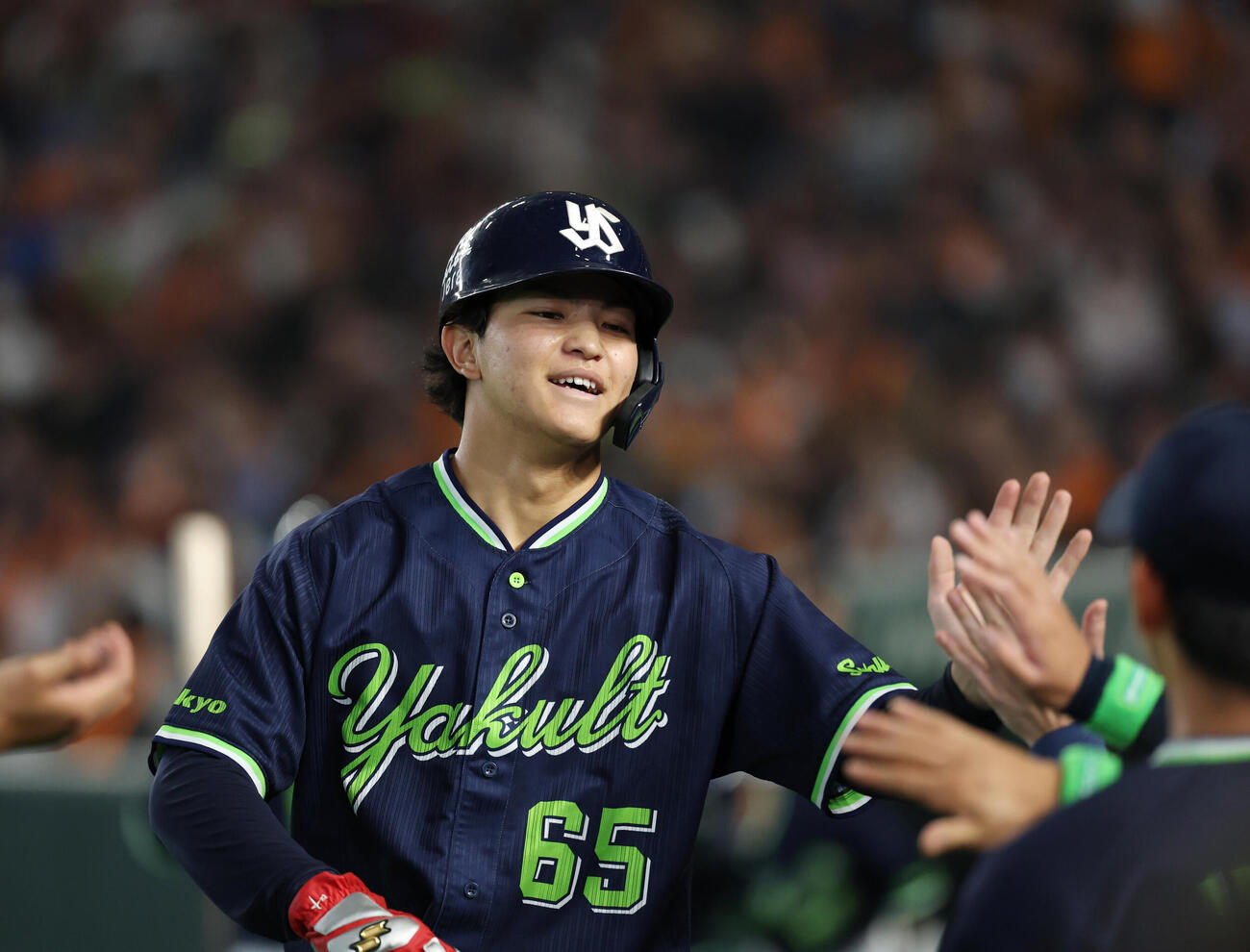 巨人対ヤクルト　5回表ヤクルト2死二塁、内山壮真の適時打で生還しナインとタッチを交わす鈴木叶（撮影・増田悦実）