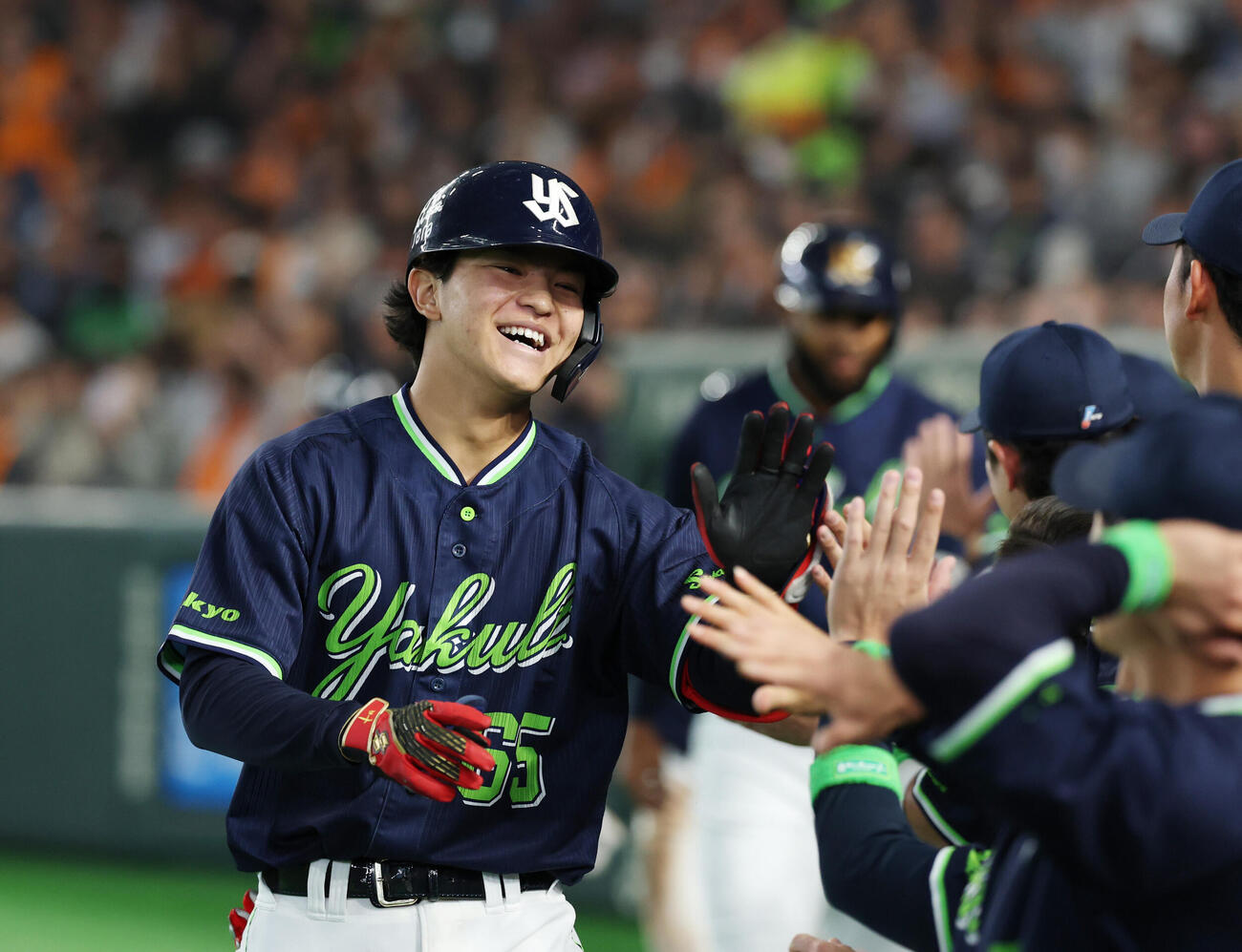 巨人対ヤクルト　3回表ヤクルト1死一、二塁、3点本塁打を放ちナインとタッチを交わす鈴木叶（撮影・増田悦実）
